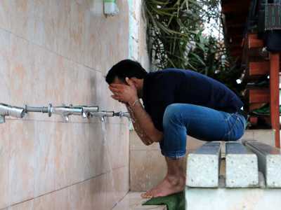 Il "Wudu" si compie prima di entrare in moschea e consiste nel lavaggio delle mani, della bocca, del naso, del volto, del capo, delle orecchie, dell�avambraccio e infine dei piedi per tre volte 